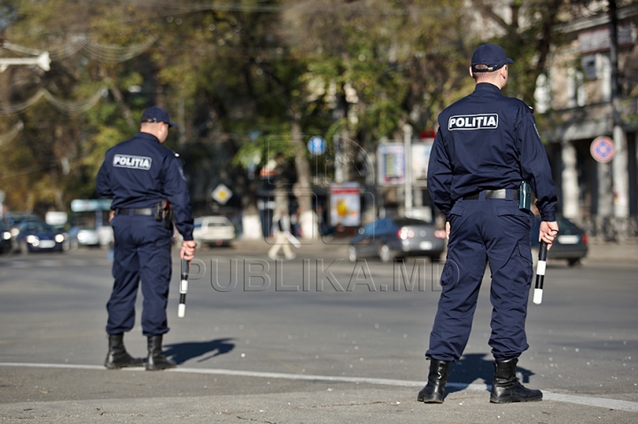 Surpriză pentru unii şoferi din Chişinău: Au primit cadouri în loc de amenzi (FOTO/VIDEO)