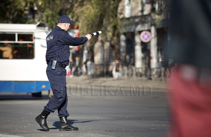 Surpriză pentru unii şoferi din Chişinău: Au primit cadouri în loc de amenzi (FOTO/VIDEO)