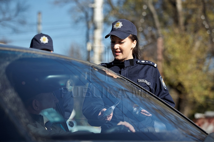 Surpriză pentru unii şoferi din Chişinău: Au primit cadouri în loc de amenzi (FOTO/VIDEO)