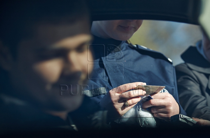 Surpriză pentru unii şoferi din Chişinău: Au primit cadouri în loc de amenzi (FOTO/VIDEO)