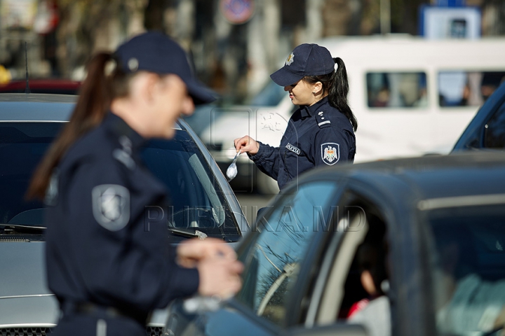 Surpriză pentru unii şoferi din Chişinău: Au primit cadouri în loc de amenzi (FOTO/VIDEO)