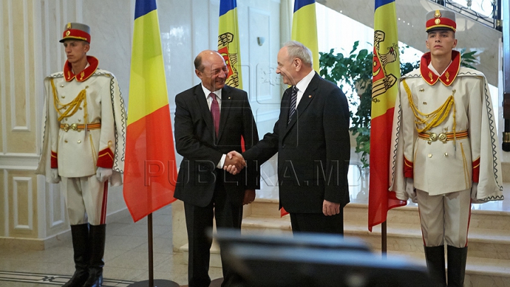 Timofti i-a trimis o felicitare lui Băsescu "cu alese sentimente frățești". Ce urări a scris preşedintele Republicii Moldova