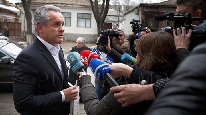 Vlad Plahotniuc a ieşit azi dimineaţă în Piaţa Marii Adunări Naţionale. VEZI ce a făcut acolo