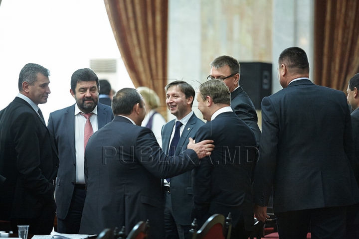 HAOS, din nou, în Parlament! Comuniştii au blocat tribuna şi au pornit sirenele VIDEO/FOTO