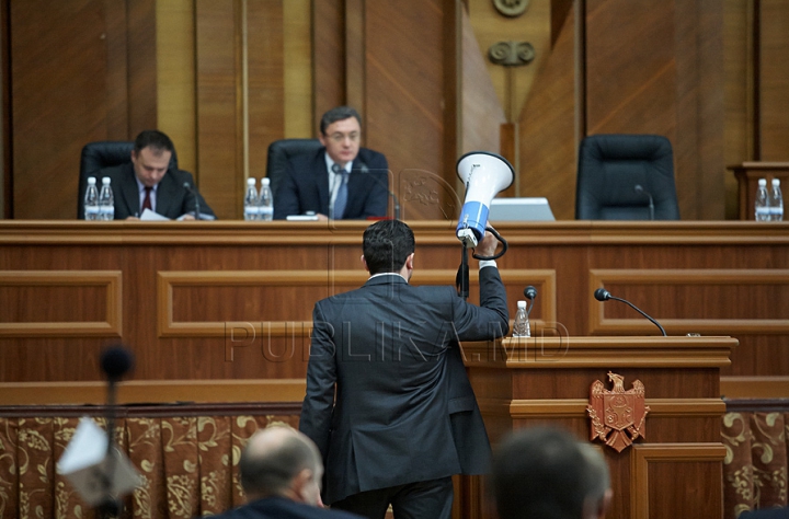 HAOS, din nou, în Parlament! Comuniştii au blocat tribuna şi au pornit sirenele VIDEO/FOTO