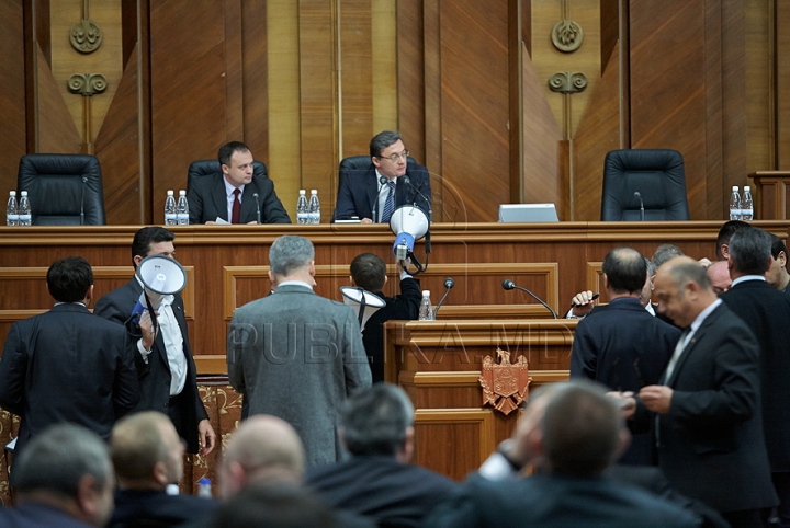 HAOS, din nou, în Parlament! Comuniştii au blocat tribuna şi au pornit sirenele VIDEO/FOTO