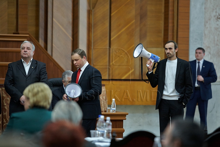 HAOS, din nou, în Parlament! Comuniştii au blocat tribuna şi au pornit sirenele VIDEO/FOTO