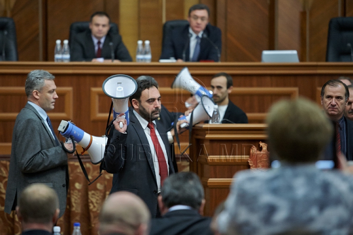 HAOS, din nou, în Parlament! Comuniştii au blocat tribuna şi au pornit sirenele VIDEO/FOTO