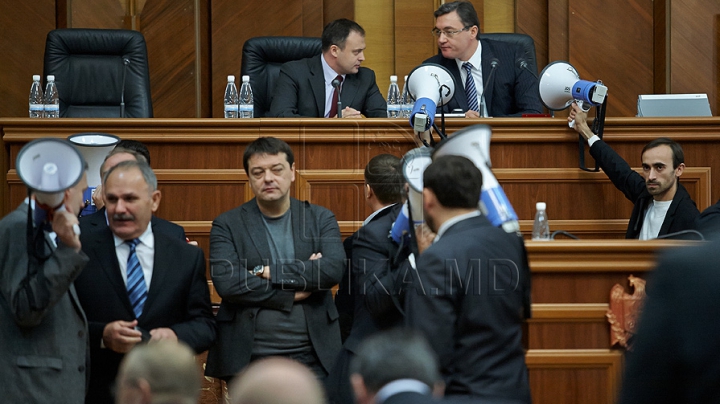 HAOS, din nou, în Parlament! Comuniştii au blocat tribuna şi au pornit sirenele VIDEO/FOTO