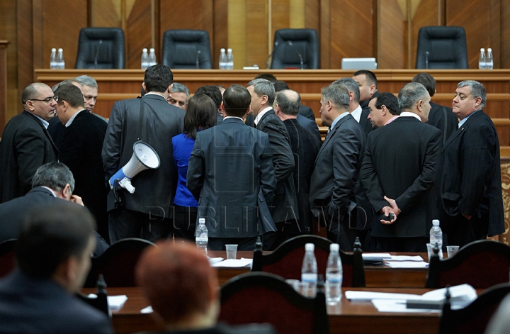 HAOS, din nou, în Parlament! Comuniştii au blocat tribuna şi au pornit sirenele VIDEO/FOTO