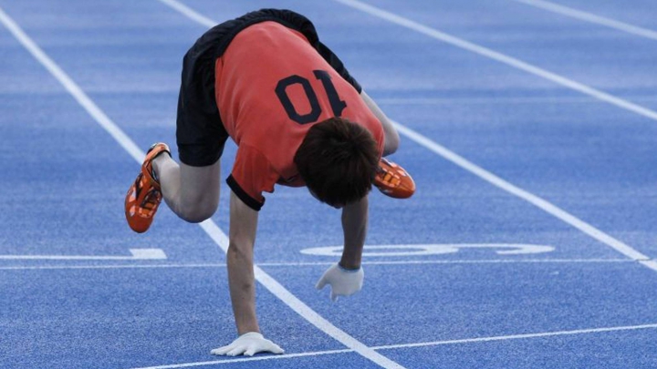 Japonezul Kenichi Ito şi-a depăşit propriul record mondial la alergat în stil de maimuţă (VIDEO)