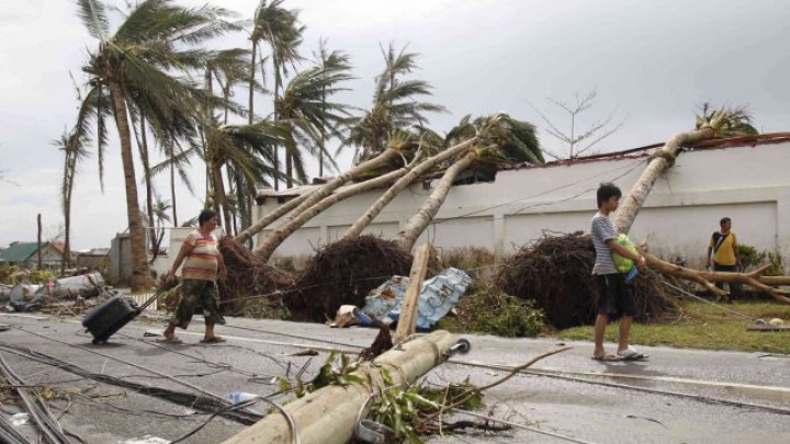 Dezastrul lăsat de taifunul din Filipine, în IMAGINI FOTO SFÂŞIETOARE. Nici măcar ajutoarele umanitare nu pot ajunge acolo