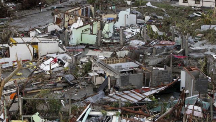 Dezastrul lăsat de taifunul din Filipine, în IMAGINI FOTO SFÂŞIETOARE. Nici măcar ajutoarele umanitare nu pot ajunge acolo