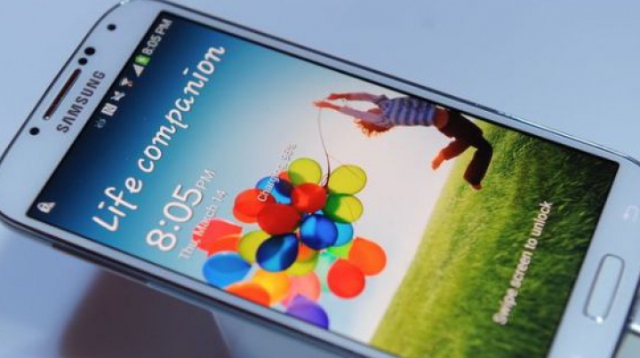 Un smartphone cu trei feţe ar putea fi lansat de către cei de la Samsung