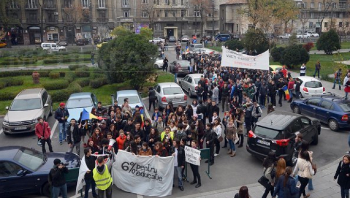 Sute de studenţi au protestat în Bucureşti. Ei cer Guvernului României alocarea a 6% din PIB pentru învăţământ