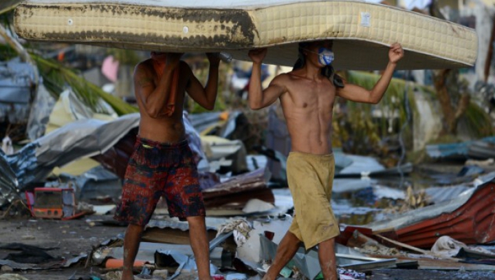 Dezastrul lăsat de taifunul din Filipine, în IMAGINI FOTO SFÂŞIETOARE. Nici măcar ajutoarele umanitare nu pot ajunge acolo