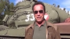 Arnold Schwarzenegger oferă o plimbare cu tancul personal în scopuri caritabile 