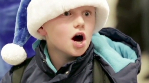 Surpriză de proporţii pentru pasagerii unei curse aeriene! Moş Crăciun a fost foarte generos cu ei (VIDEO)