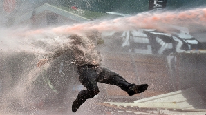 Proteste violente în Turcia! Sute de manifestanţi au cerut demisia miniştrilor acuzaţi de corupţie (VIDEO)