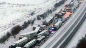 Se grăbeau de Crăciun acasă. 40 de maşini s-au ciocnit în lanţ pe o autostradă