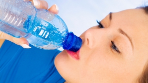 Consumul apei din sticle de plastic poate agrava migrenele, susţin oamenii de ştiinţă din SUA