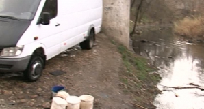 Malul râului Bâc -  spălătorie improvizată de maşini. Inspectorii ecologici au împărţit amenzi usturătoare