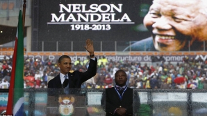 Obama, surprins în timp ce îşi făcea poze cu telefonul mobil la ceremonia de comemorare a lui Nelson Mandela FOTO 
