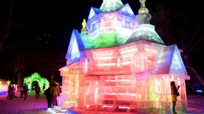 Oraşul de poveste: Oamenii pot admira creaţii gigantice din gheaţă şi zăpadă VIDEO