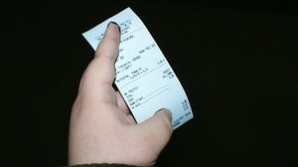 Bon fiscal cu surprize: Un tânăr din Chişinău a cumpărat ţigări, dar în factură scria că a procurat fructe