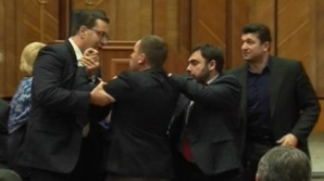 Ultima şedinţă a Parlamentului din sesiunea toamnă-iarnă se incheie cu ÎMBRÂNCELI (VIDEO)