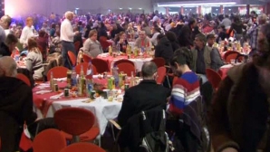 Sărbătoare pentru cei săraci. Un cântăreţ a oferit o cină de Crăciun pentru aproape 3.000 de oameni nevoiaşi