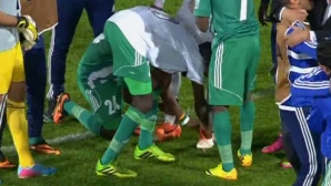 Ronaldinho a fost descălţat după meciul cu Raja Casablanca şi i s-au furat ghetele (VIDEO)