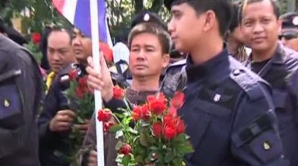 Imagini IMPRESIONANTE din Thailanda: Manifestanţii dau mâna cu poliţiştii şi le dăruiesc flori, după un protest violent