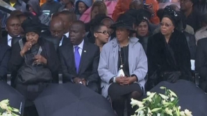 Zeci de mii de oameni s-au adunat pe stadionul din Johannesburg pentru a-i aduce un ultim omagiu lui Mandela (VIDEO)