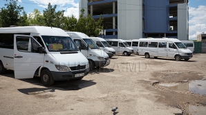 "INCREDIBIL!" Pasagerii unui microbuz de rută din Chişinău, uimiţi de ceea ce văd în salonul vehiculului (FOTO) 