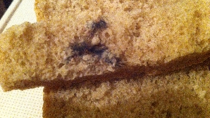 Descoperire dezgustătoare! În timp ce felia pâinea, un moldovean a dat de un şoarece