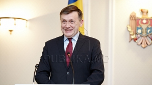 Crin Antonescu, decorat de preşedintele Academiei de Ştiinţe a Moldovei cu ordinul Dimitrie Cantemir