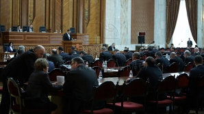 Dincolo de confruntări şi scandaluri politice, deputaţii îl aşteaptă şi ei pe Moş Crăciun