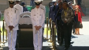 Sute de oameni continuă să îi aducă un ultim omagiu lui Nelson Mandela
