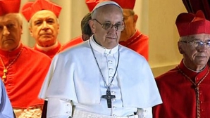Papa Francisc, desemnat cel mai bine îmbrăcat bărbat din 2013