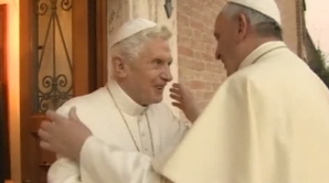 Întâlnire mai puţin obişnuită între zidurile Vaticanului. Papa Francisc l-a vizitat pe Papa Emerit Benedict al XVI-lea 