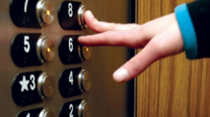 REVOLTĂTOR! Un tânăr din Chişinău, surprins de camerele de supraveghere cum urinează în lift. Îl recunoşti? (VIDEO)