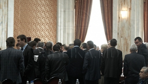 "Comportamentul agresiv al deputaţilor în plenul Parlamentului, un truc de imagine. Îşi fac PR politic"