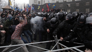 Lupte de stradă la Kiev! Zeci de manifestanţi şi poliţişti au fost răniţi. "Ar putea fi introdusă STARE DE URGENŢĂ"