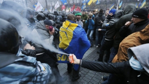 Ucraina, în pragul unei REVOLUŢII! Sute de mii de oameni s-au adunat la Kiev şi cer demisia preşedintelui ţării (FOTO)