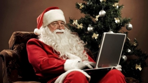 Moş Crăciun, tot mai inventiv. Învaţă alpinism şi apelează şi la Skype, pentru a ajunge la copii