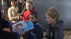 Caravana de Crăciun a ajuns la mai multe familii nevoiaşe: Peste două mii de copii au primit cadouri şi dulciuri (VIDEO)