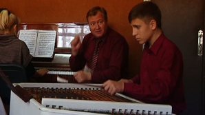 Povestea tânărului care vrea să arate lumii că ţambalul este mai mult decât un instrument pentru lăutari (VIDEO)