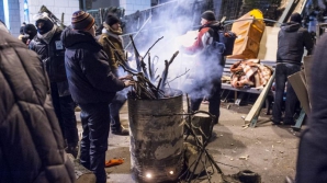 GALERIE FOTO! Uite unde dorm, cum se încălzesc şi ce mănâncă protestatarii ucraineni