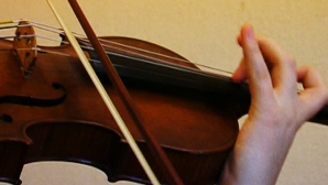 Îşi cântă la vioară puţinele bucurii şi prea multele tristeţi. Povestea unei tinere care crede în magia Crăciunului